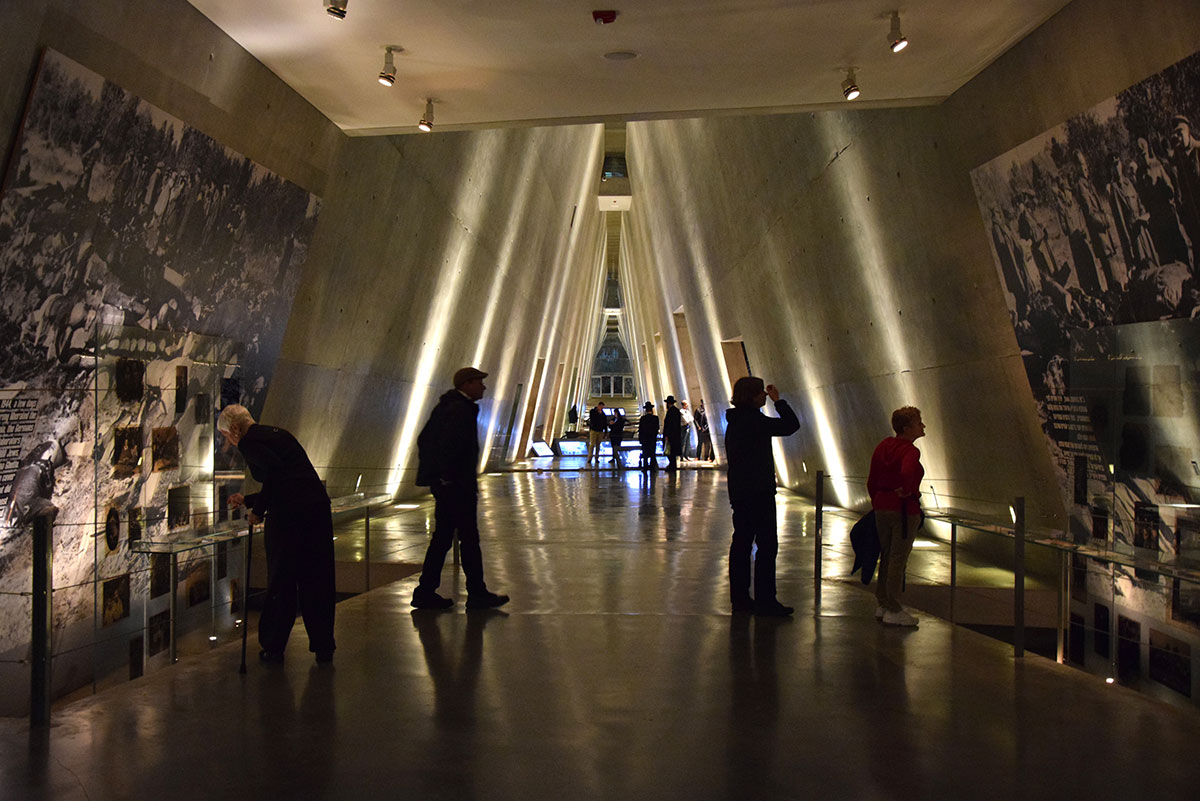 Besucher im Museum zur Geschichte des Holocaust