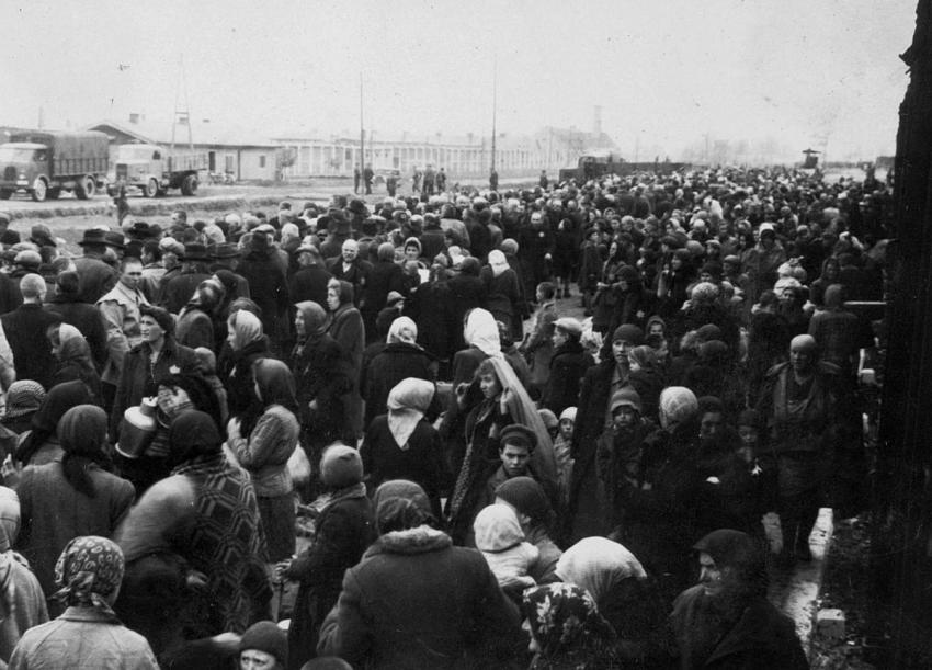 Transport arrival at Auschwitz-Birkenau (Photo 6)