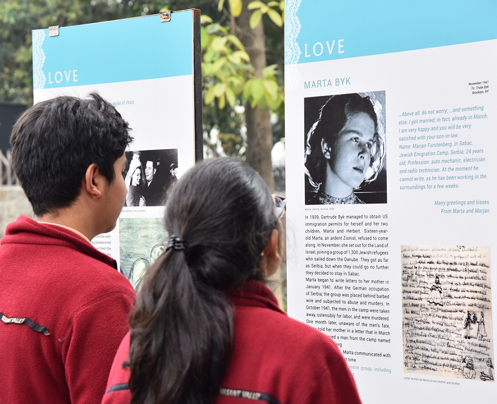 Ready2print-Ausstellung „Lichter im Dunkeln: Frauen während des Holocaust“ in der Israelischen Botschaft in Neu-Delhi, Indien